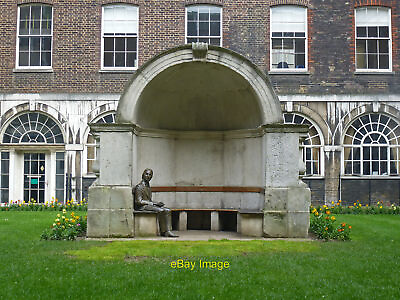 #ad Photo 6x4 Niche and Keats Guy#x27;s Hospital The seated bronze life sized sta c2014 GBP 2.00