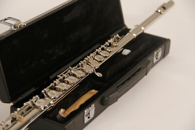BRAND NEW STUDENT TO INTERMEDIATE SILVER CONCERT BAND FLUTE WITH YAMAHA PADS $132.99