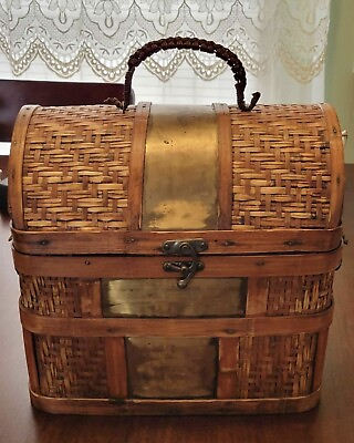 #ad VINTAGE WOVEN WICKER TREASURE CHEST W LATCH amp; METAL DETAILING $30.00